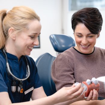 Moderne Implantatversorgungen – Lebensqualität durch neue Zähne